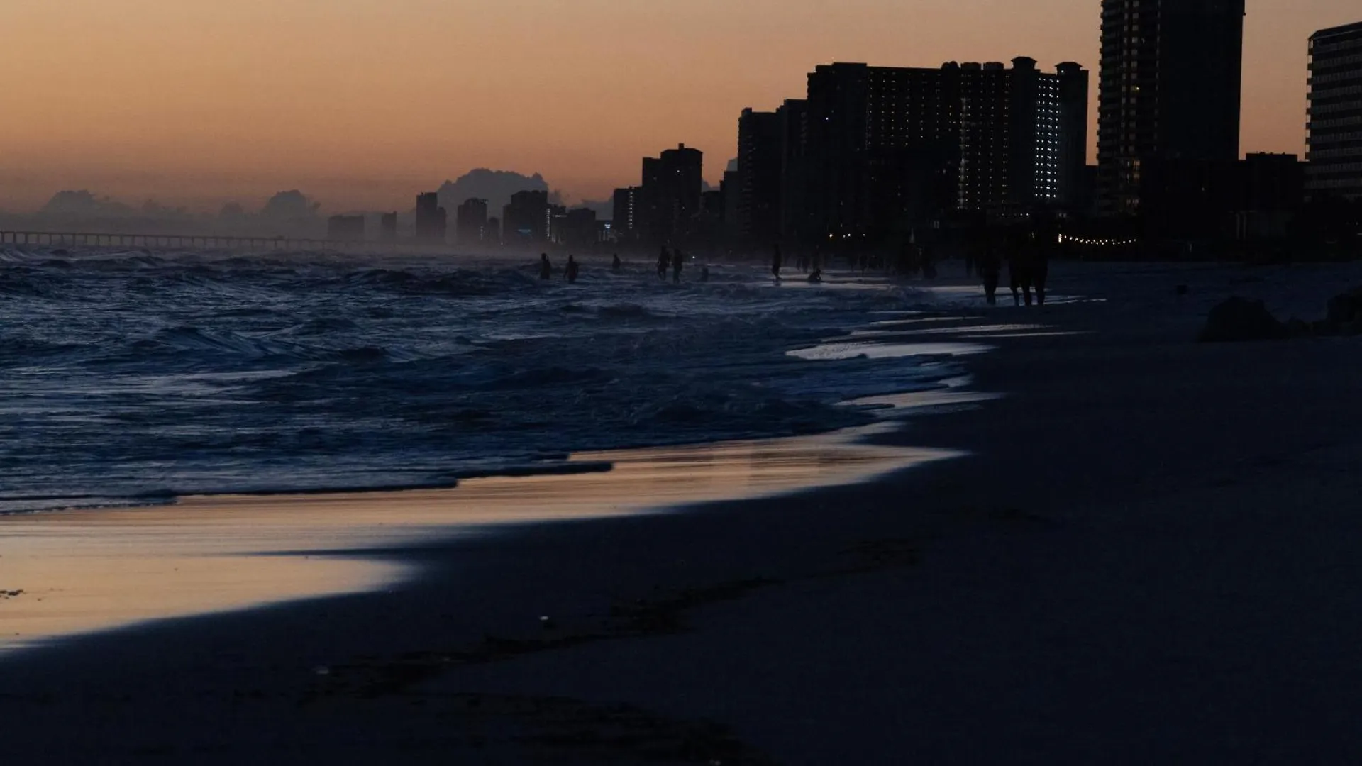 Couples Getaway, Honeymoon Sweet, Perfectly Cozy Beach Front Condo With Kitchen, Pool, Free Parking,Check-In At Door Panama City Beach 0*,
