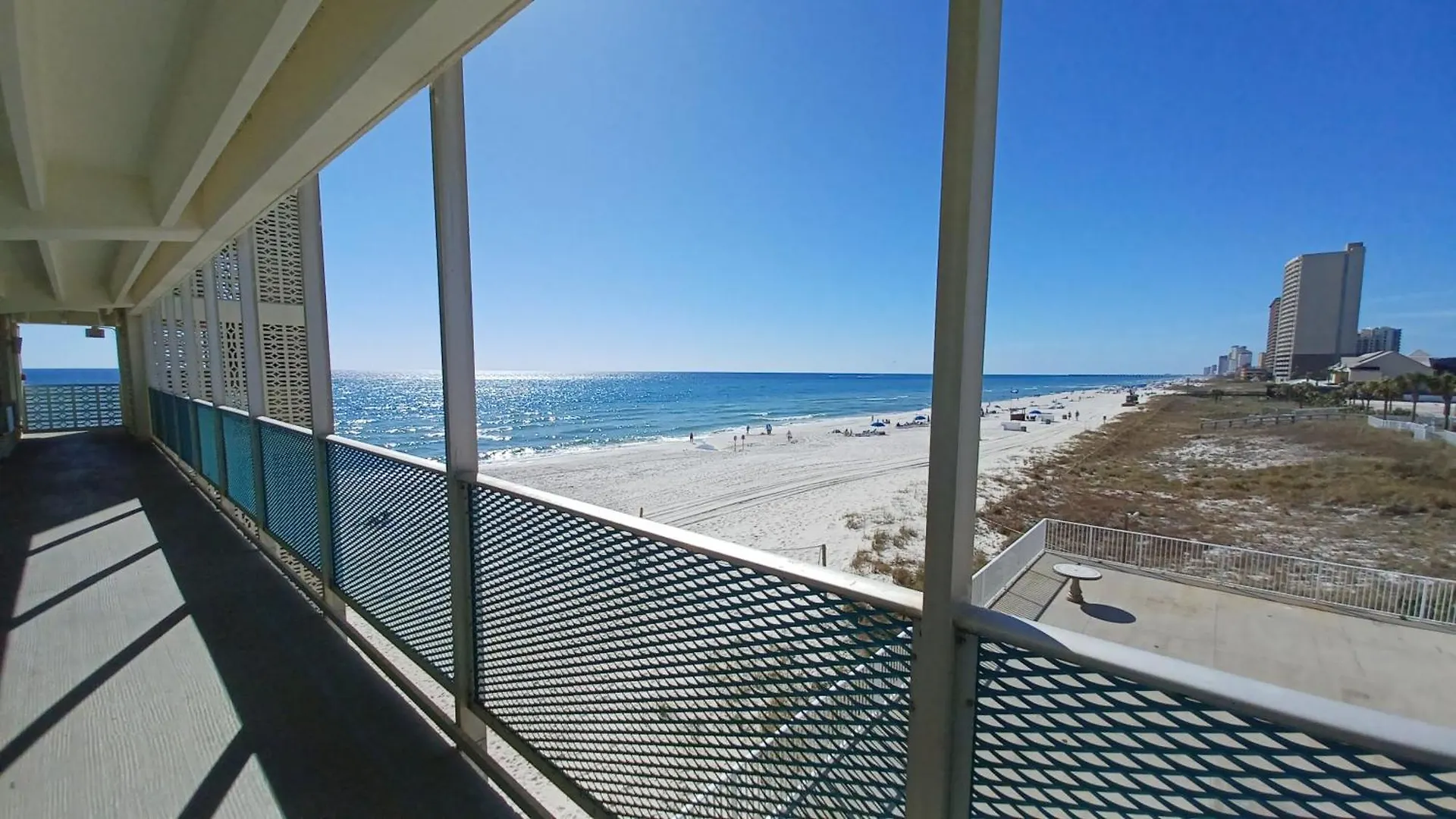 Couples Getaway, Honeymoon Sweet, Perfectly Cozy Beach Front Condo With Kitchen, Pool, Free Parking,Check-In At Door Panama Stadt USA