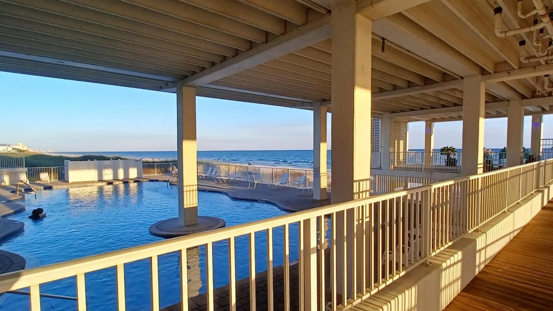 Couples Getaway, Honeymoon Sweet, Perfectly Cozy Beach Front Condo With Kitchen, Pool, Free Parking,Check-In At Door Panama City Beach
