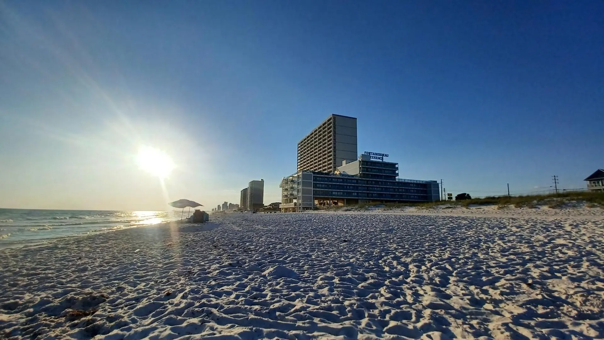 Couples Getaway, Honeymoon Sweet, Perfectly Cozy Beach Front Condo With Kitchen, Pool, Free Parking,Check-In At Door Panama City Beach